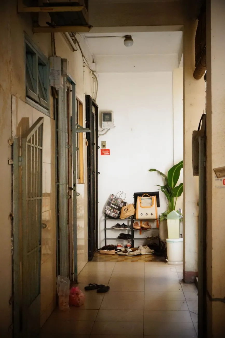 Apartmanda kapı önüne bırakılan ayakkabı ve terlikler