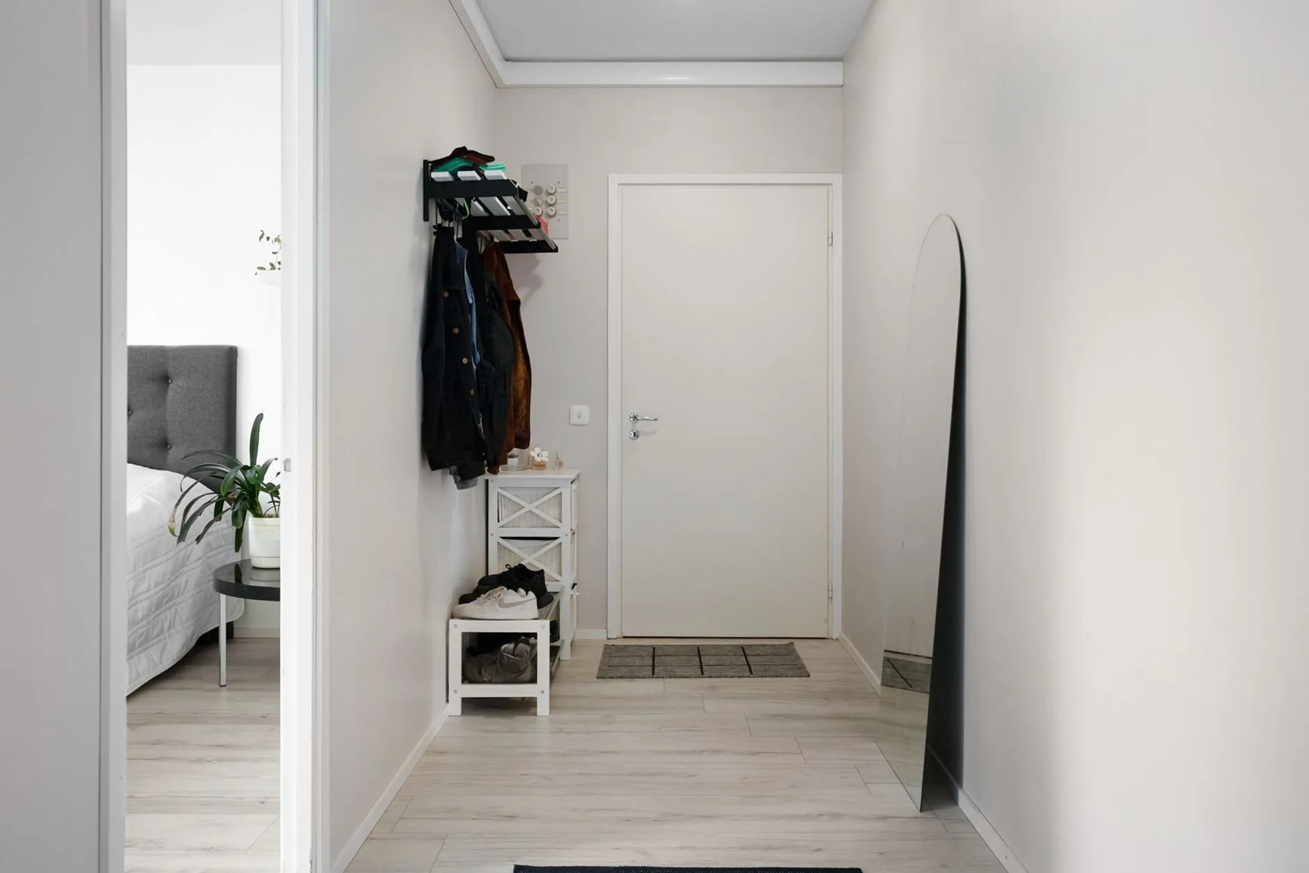 Apartmanda kapı önüne bırakılan ayakkabı ve terlikler